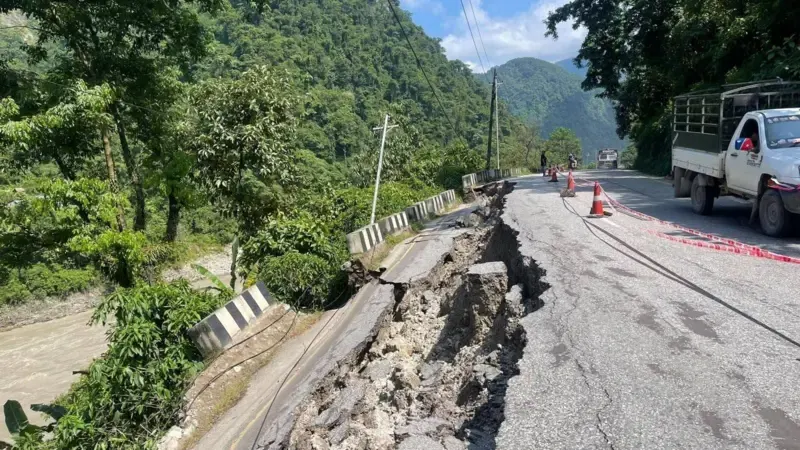 गल्छी-नारायणगढ सडक खण्डमा वैकल्पिक मार्गका रूपमा नदीका दुवैतर्फ सडक निर्माण गर्नुपर्नेमा जोड